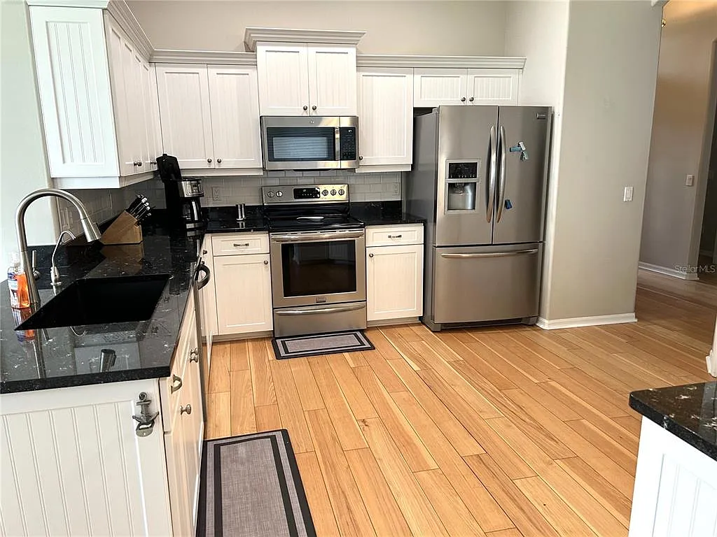 3 bed, 2.0 bath, 1860 sqft, $9,000 — Photo 3