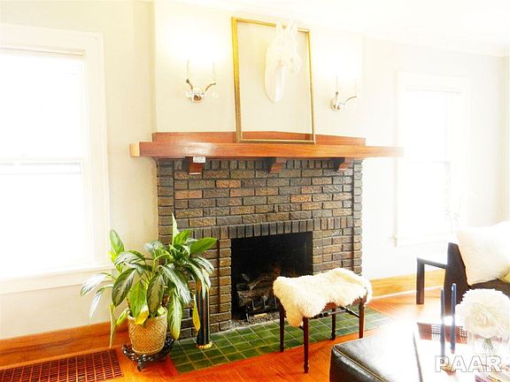 4th image of 821 W Meadows Pl