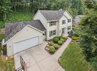 2734 Canyon Bluff Rd, Green Bay, WI 54302