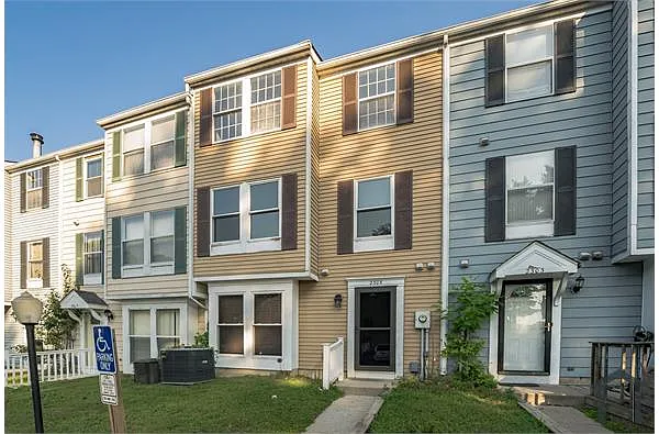 Building Photo - 2305 Greenwood Dr