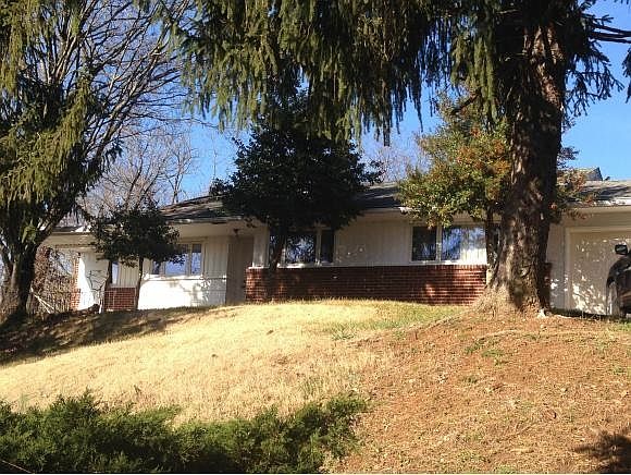 1st image of 220 Hammond Ave