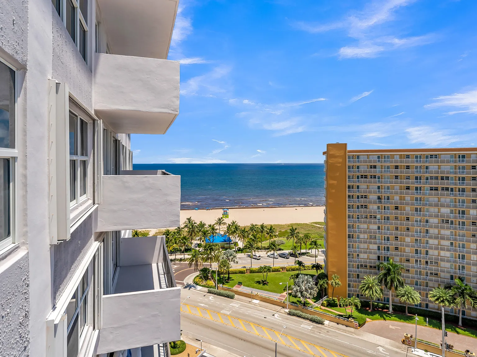1 bed, 1.5 bath, 890 sqft, $2,300 — Photo 2