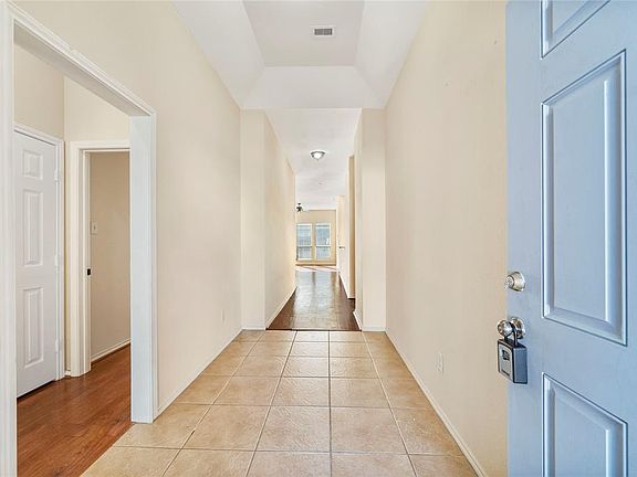 3rd image of 16611 Williamhurst Ln