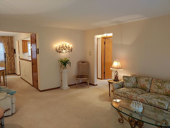 4th image of 6589 N Northwest Hwy APT 4
