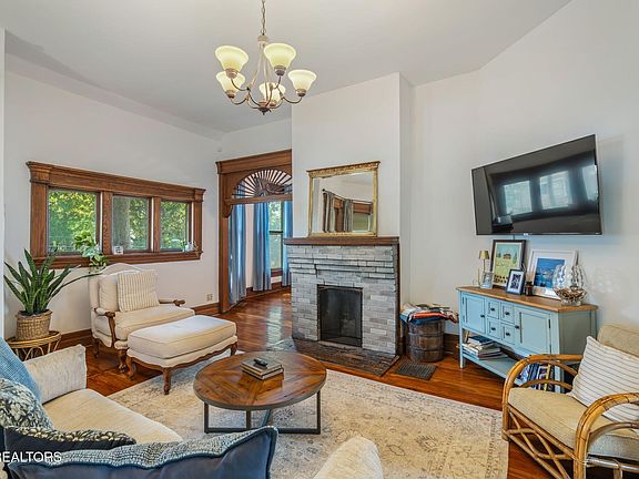 3rd image of 2038 Jefferson Ave