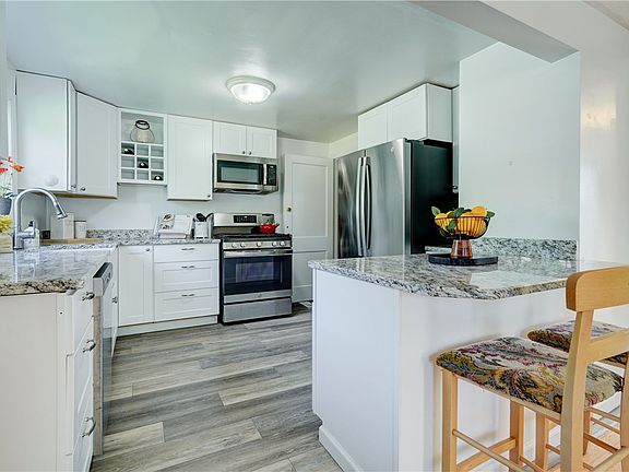5th image of 100 Meadowbrook Rd