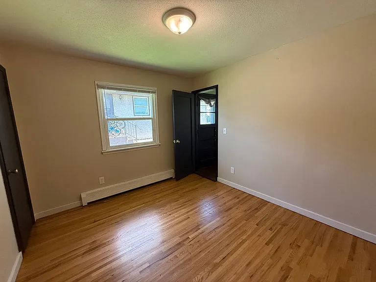 560-562 37th Ave NE — Photo 31