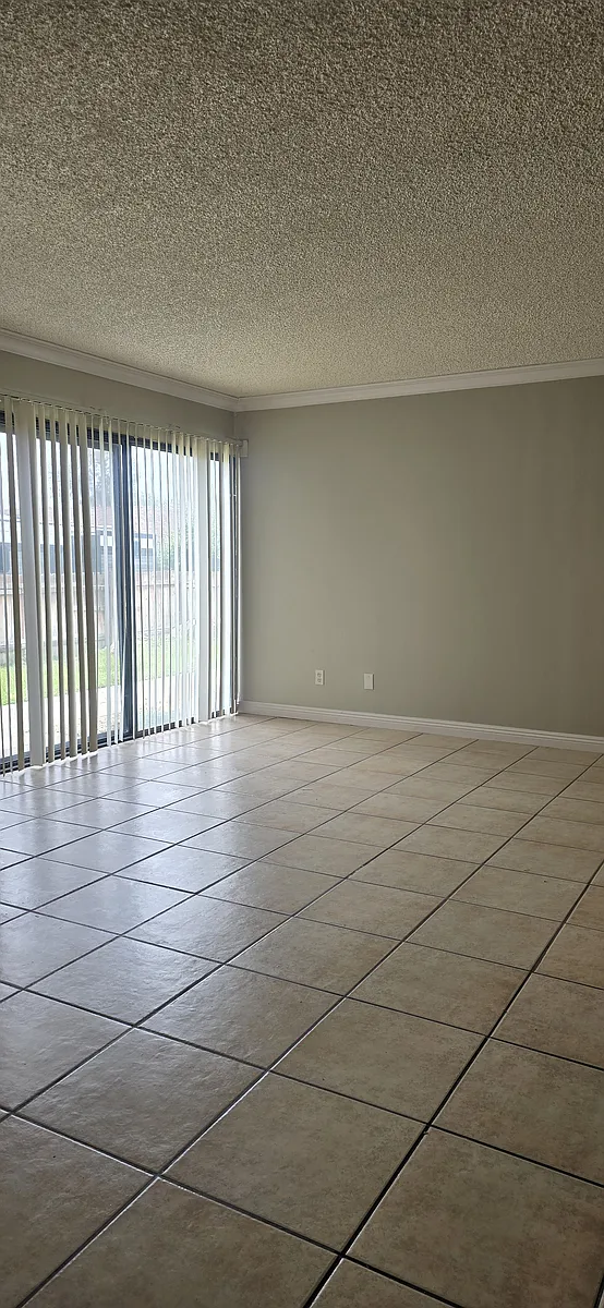 Building Photo - 4029 Lorraine Dr #D