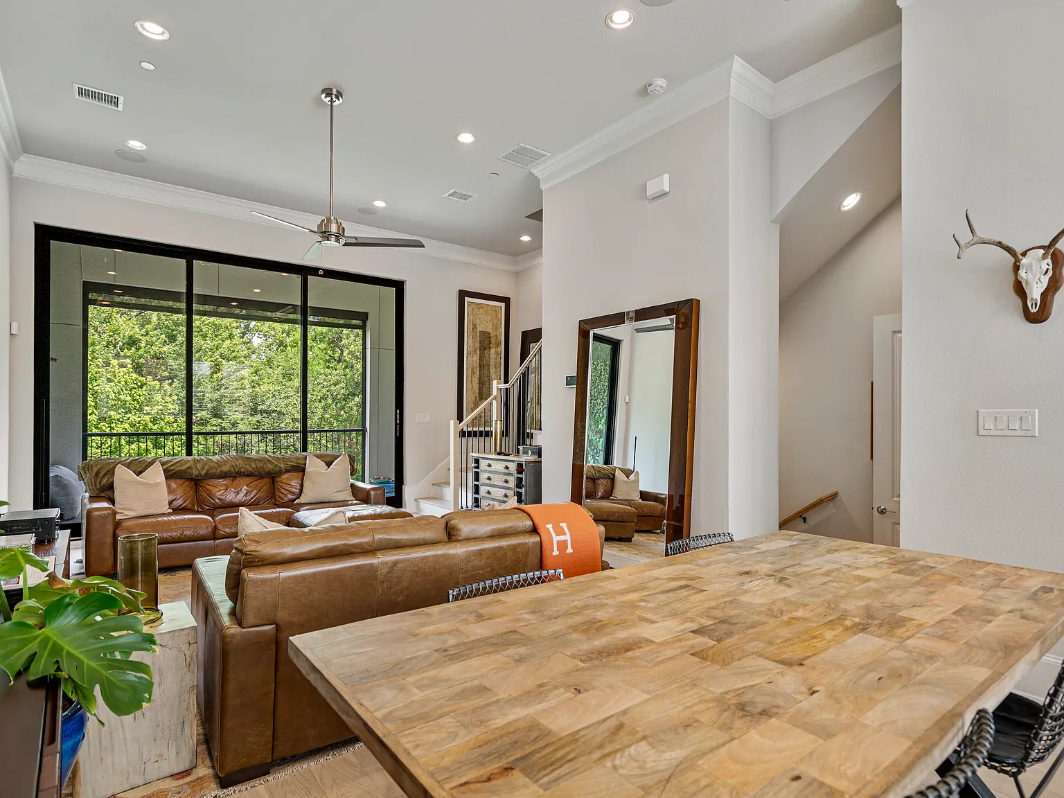 3 bed, 3.5 bath, 2059 sqft, $4,500 — Photo 2