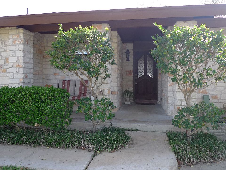Covered entry and front porch.Front door leaded glass insertsFront door leaded