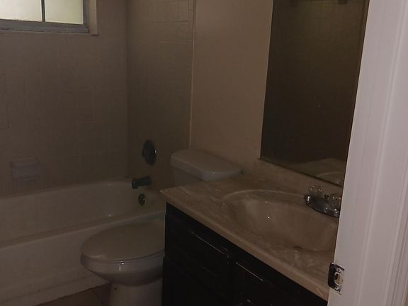 4th image of 4322 Woodstock Dr APT D