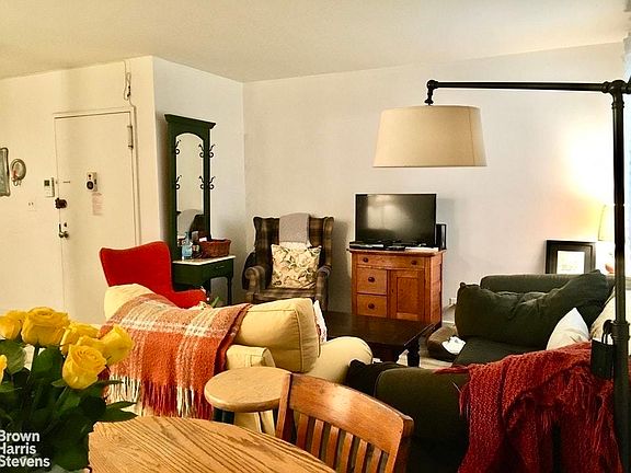 3rd image of 152 Bank St APT 1B