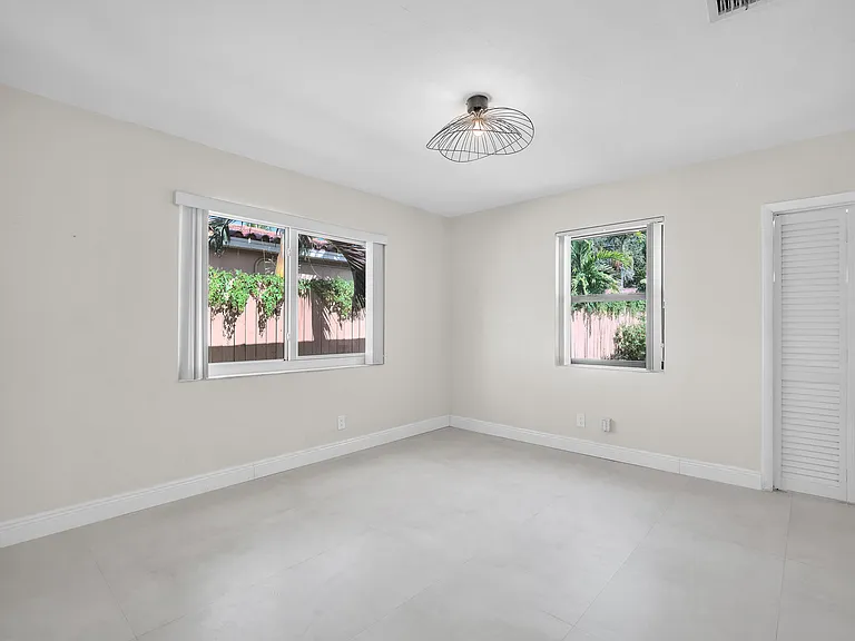2230 SW 19th St — Photo 8