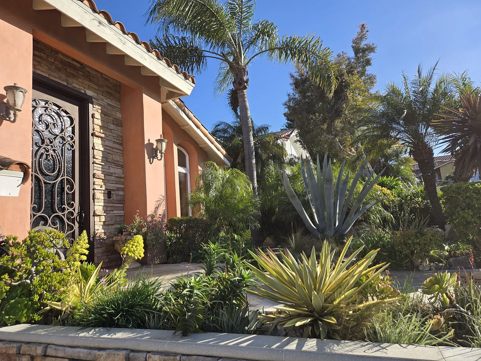 342 Lois Ln — Photo 3
