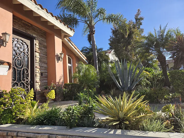 342 Lois Ln — Photo 3