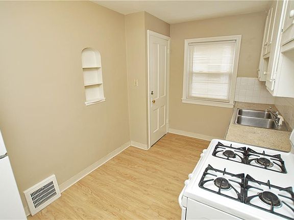 3rd image of 714 E 222nd St