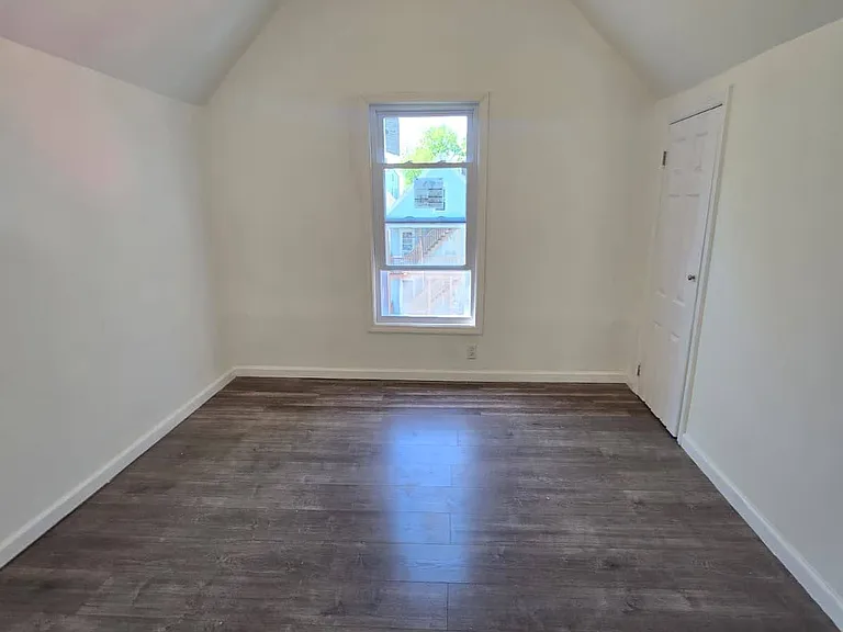 954 E Grand St #3 — Photo 8