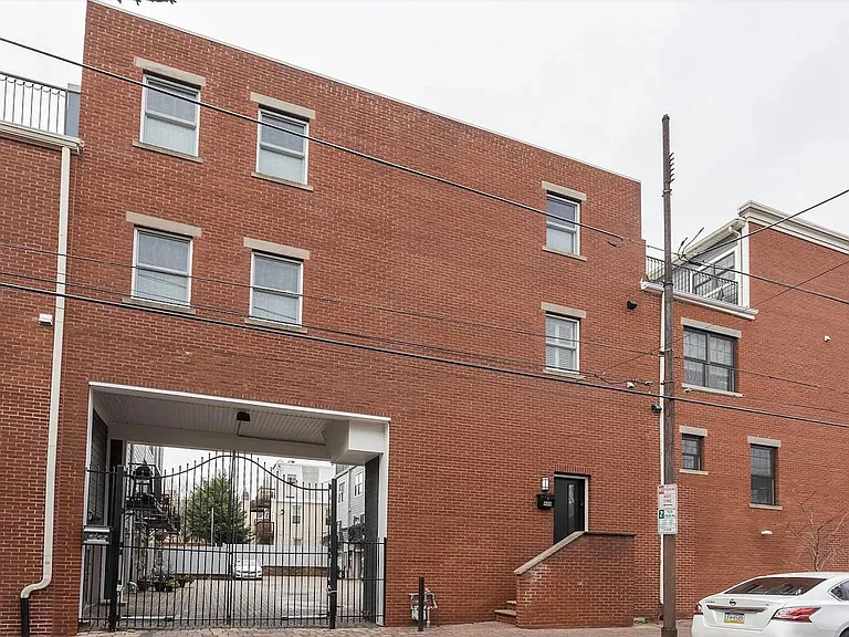 900 S 18th St — Photo 1