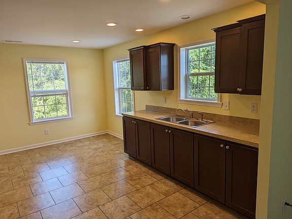 Full kitchen with eat-in area.