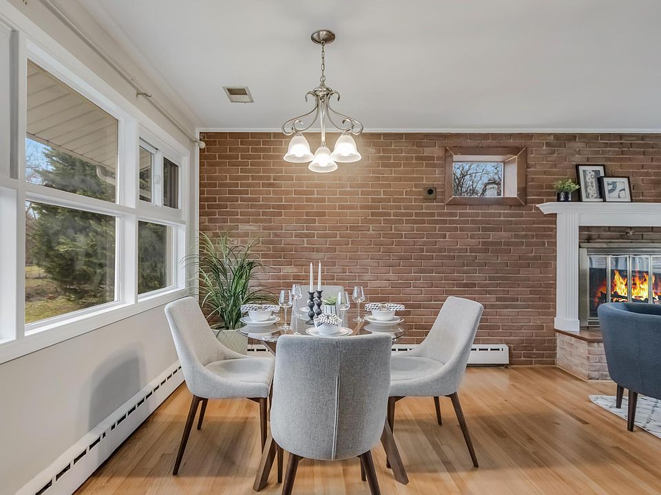 Upper level dining area