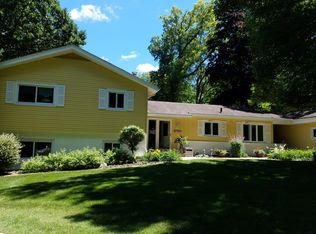 1606 Picturesque Dr, Cedar Falls, IA 50613