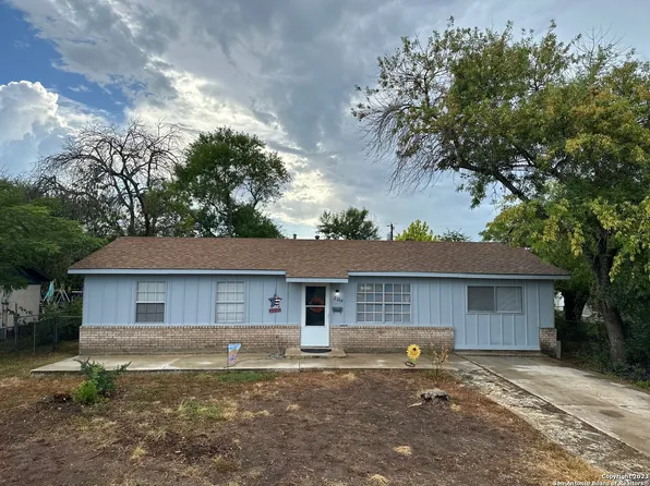 2204 Avenue V, Hondo, TX 78861
