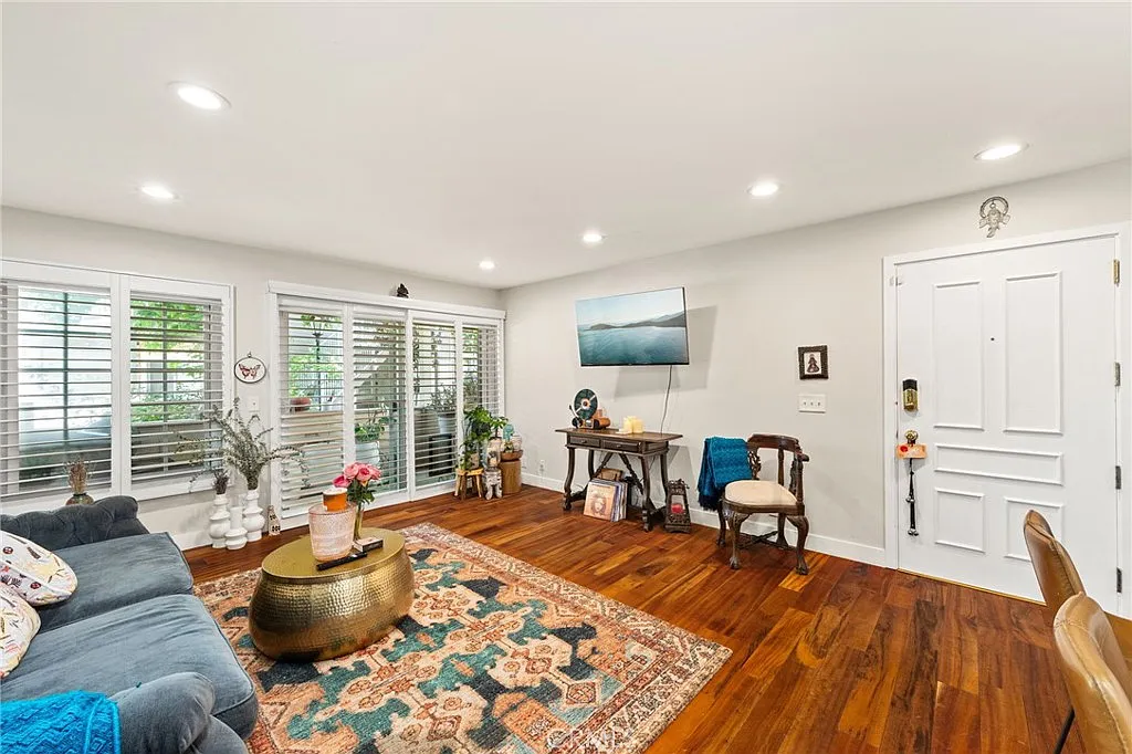 2 bed, 952 sqft, $3,500 — Photo 2