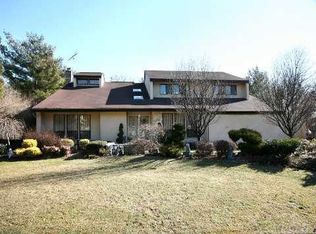 20 Woodcrest Dr, Syosset, NY 11791