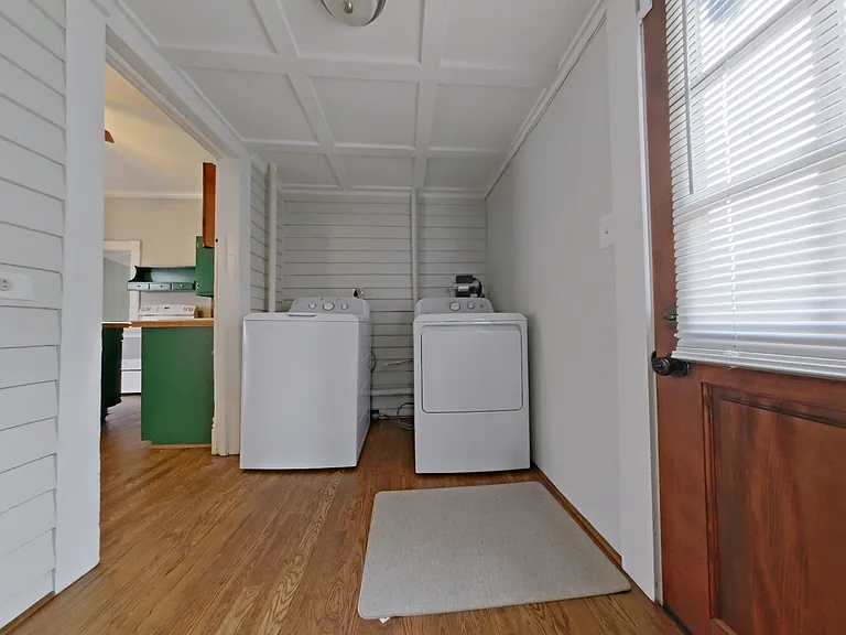 304 Oakwood St — Photo 6