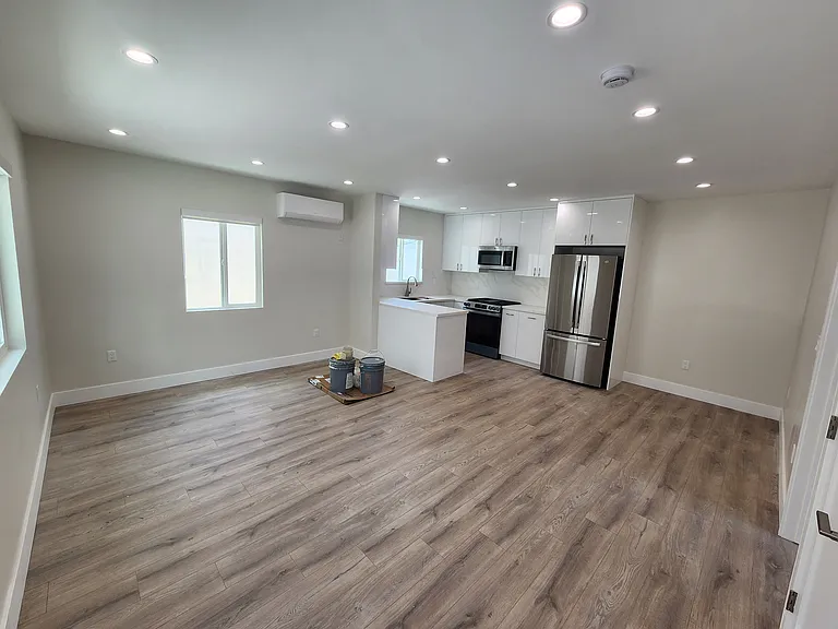 528 Amherst Dr — Photo 2