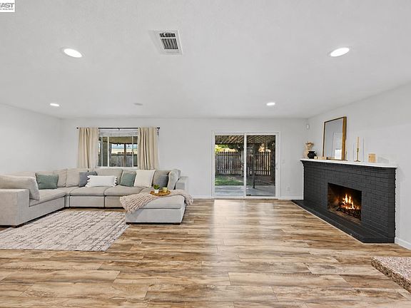 5th image of 266 Stonyford Dr