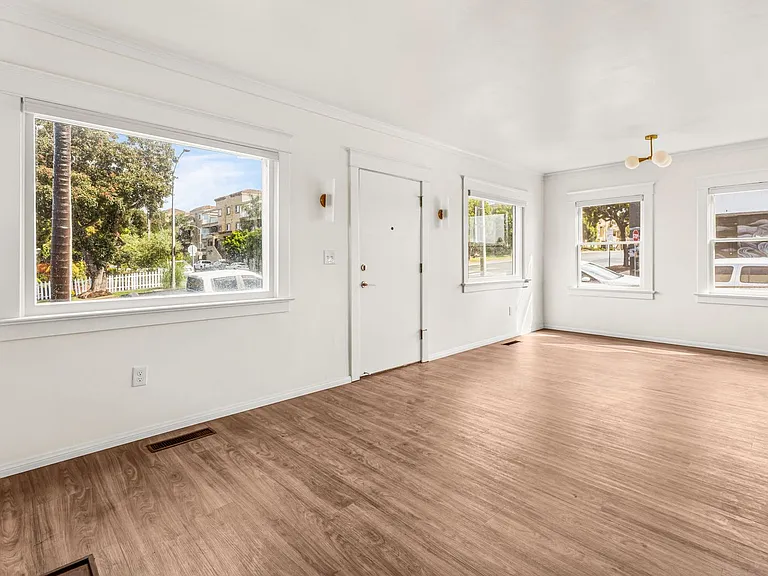 915 Civic Center Dr — Photo 10