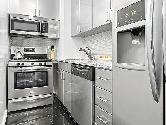 4th image of 220 E 54th St APT 9A