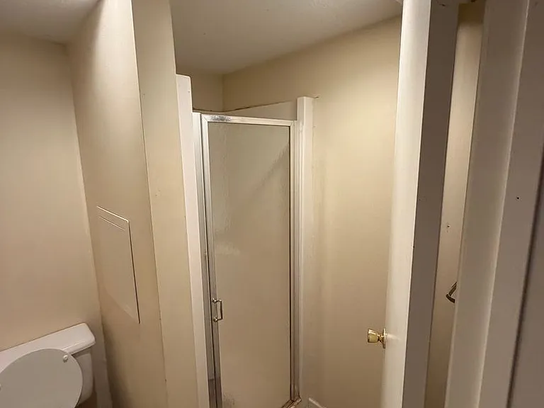 704 Robinwood Ln — Photo 8