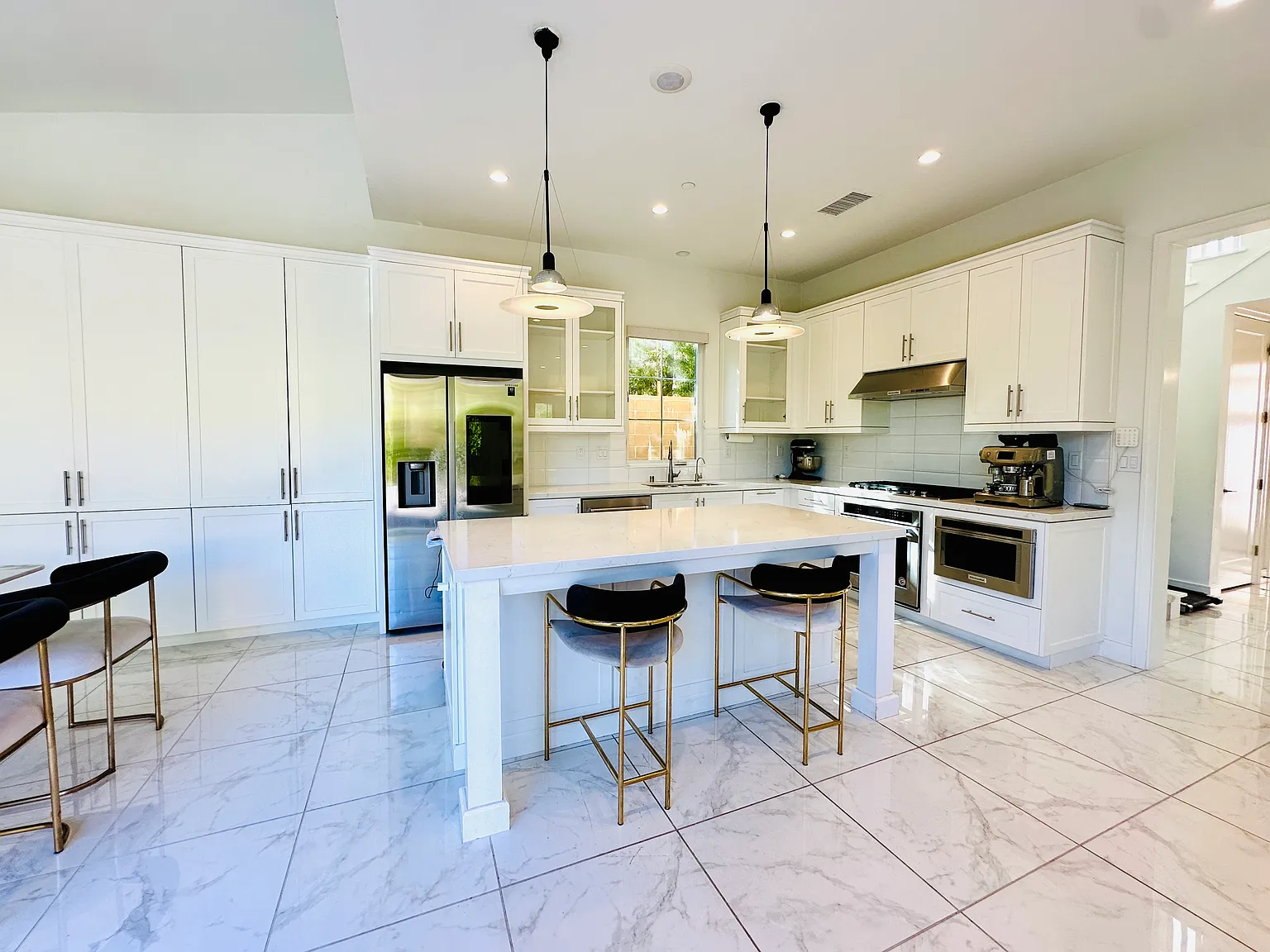 3 bed, 2.5 bath, 1921 sqft, $5,800 — Photo 3