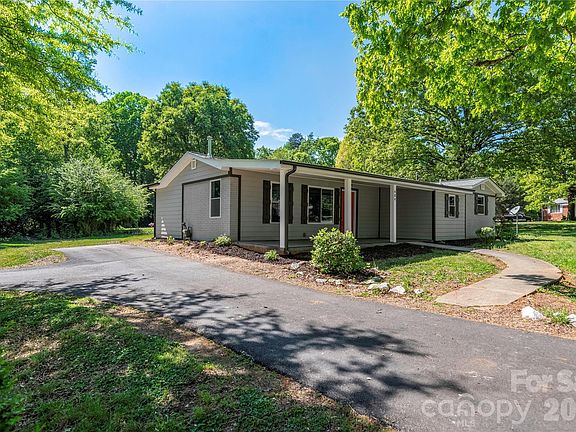 3rd image of 404 Dogwood Ln