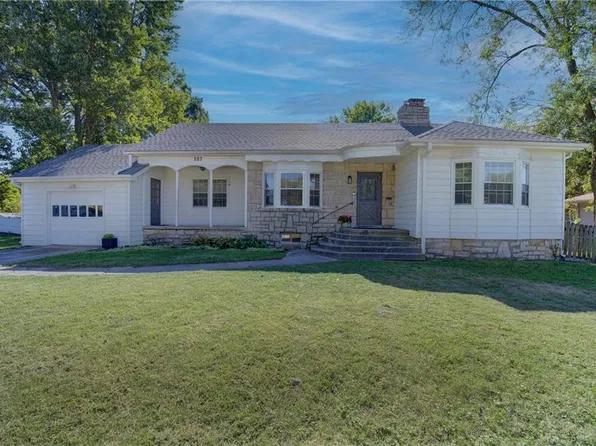 207 SW 3rd St, Lees Summit, MO 64063