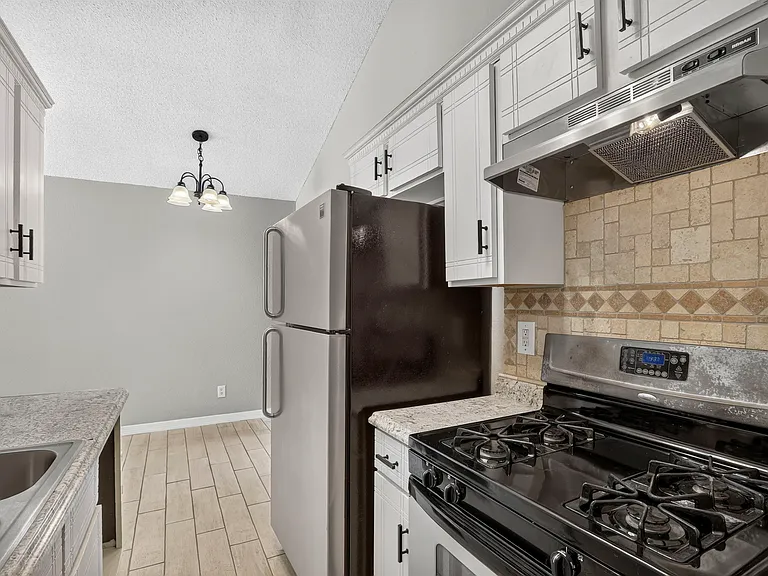 9128 Bur Oak Cir — Photo 15