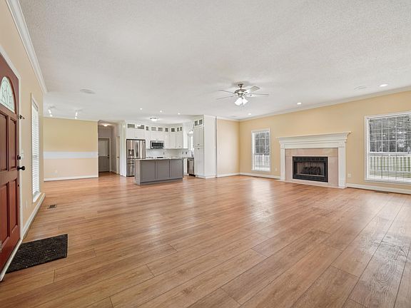 4th image of 160 Dogwood Ln