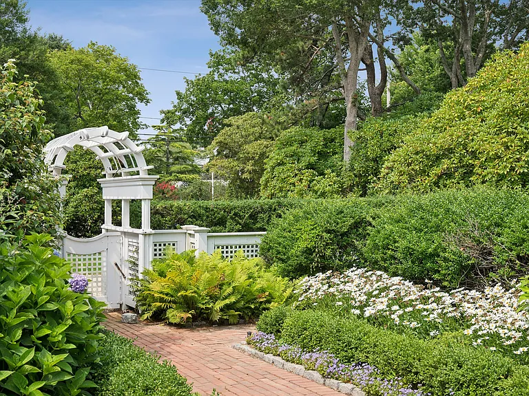 20 Quogue St — Photo 31