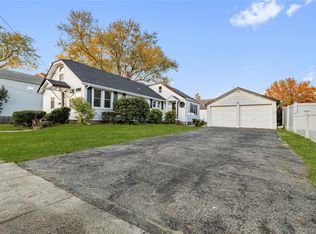218 S 3rd St, Lindenhurst, NY 11757
