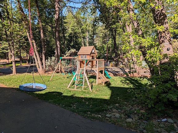 3rd image of 10388 Kenwood Dr