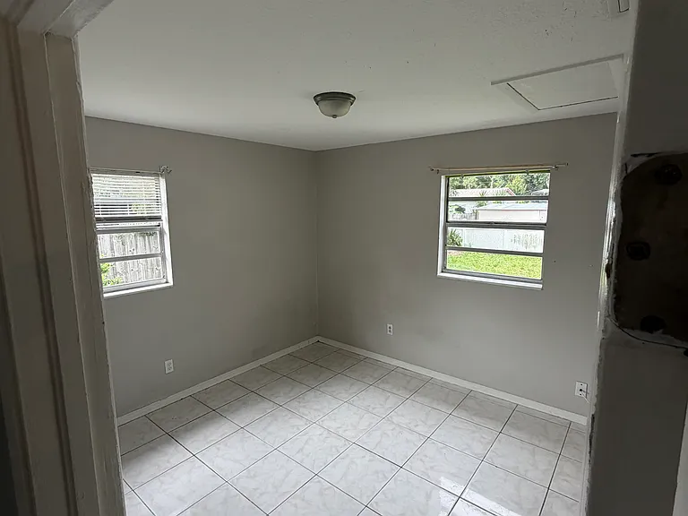 2219 E Annie St — Photo 2