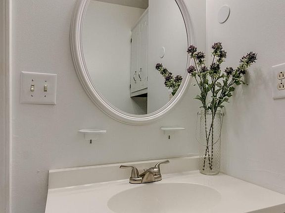 5th image of 930 Kingsbury Dr APT D