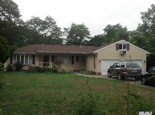 17 Pineacre Dr, Smithtown, NY 11787