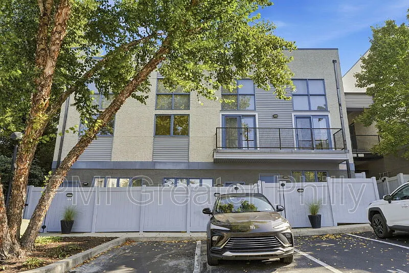 3 bed, 3.0 bath, $2,300 — Photo 2