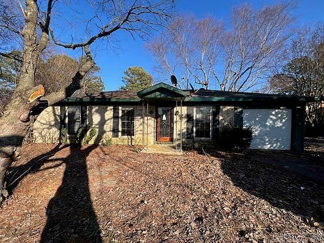 1st image of 122 Oak St