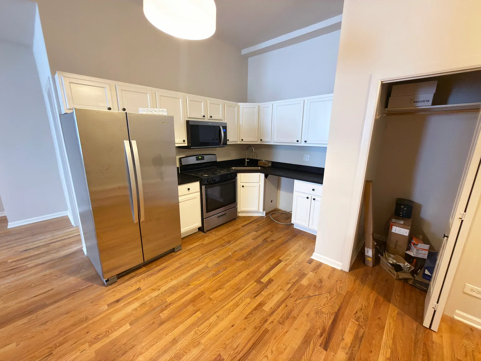 2 bed, 1100 sqft, $3,200 — Photo 1