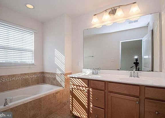5th image of 109 Hornbeam Dr