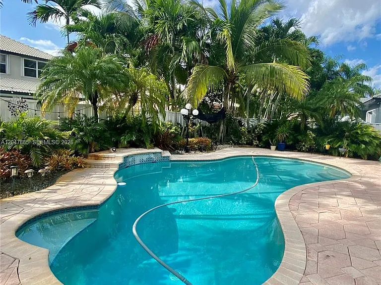 628 SW 168th Ter — Photo 31